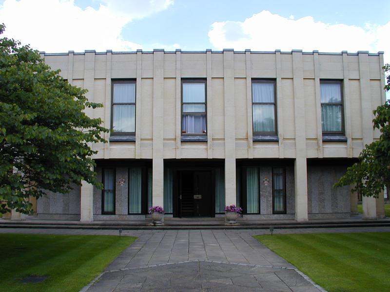 Wolfson College: Front Court: administration building (Ferry and Mennim)