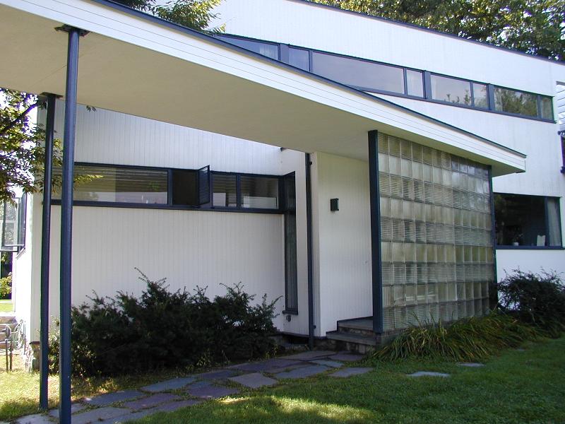 Lincoln, Massachusetts (MA): Gropius House: main entrance (1937-1938, architects Walter Gropius and Marcel Breuer)