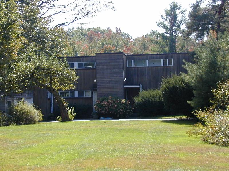 Lincoln, Massachusetts (MA): Ford House: view (1938-1939, architects Walter Gropius and Marcel Breuer)