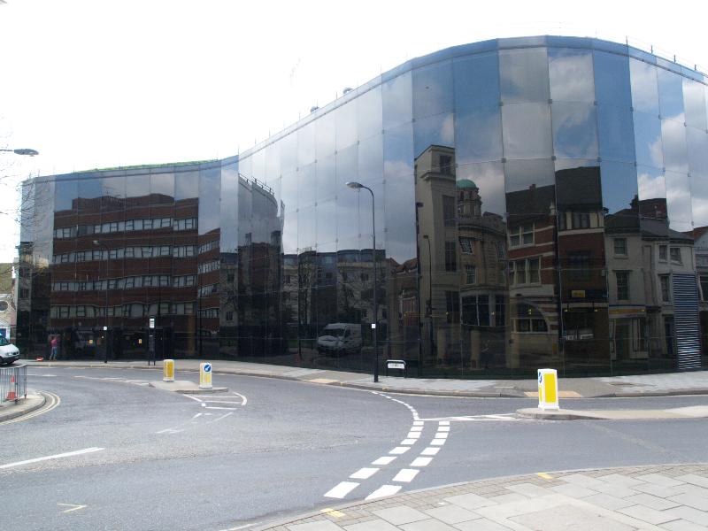 Ipswich, England: Friars Street: Willis Faber and Dumas (1971-1975, Norman Foster and Partners)