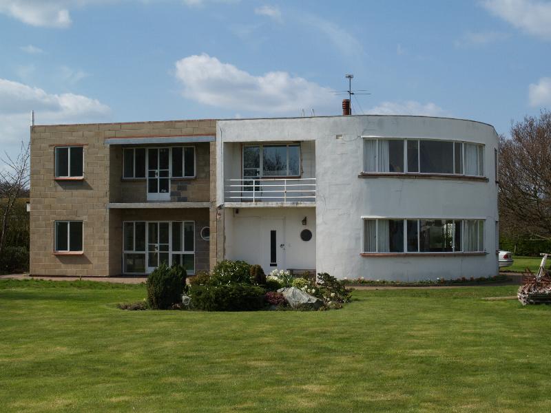 Frinton-on-Sea, England: Easton Way: 1, Morae (1935-1938, Oliver Hill)