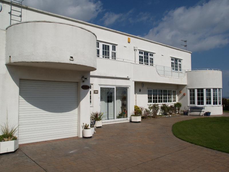 Frinton-on-Sea, England: Easton Way: 2, Bala (1935-1938, Oliver Hill; was Maryland)