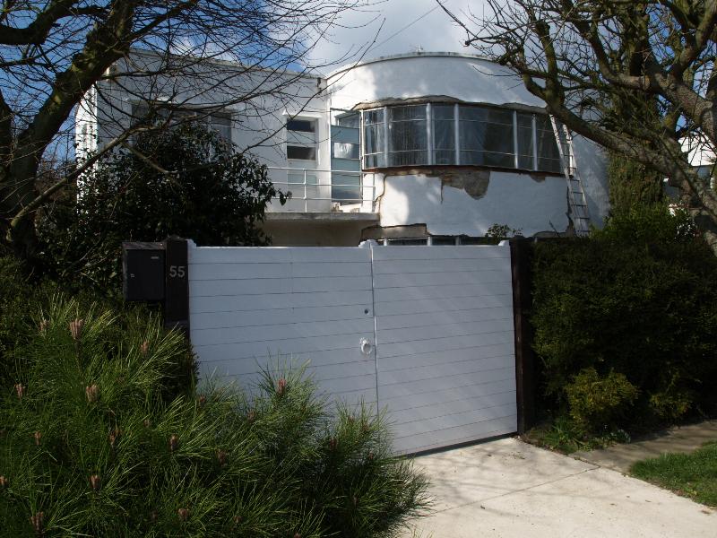 Frinton-on-Sea, England: Quendon Way: 55, Dawn (1935-1938, Oliver Hill)