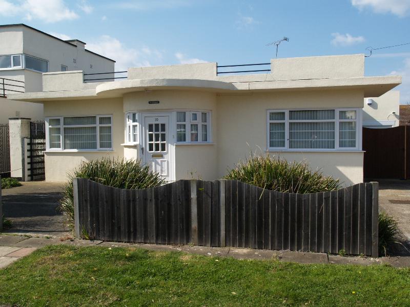 Frinton-on-Sea, England: Graces Walk: 10, The Bungalow (1935-1938, J.T. Shelton)