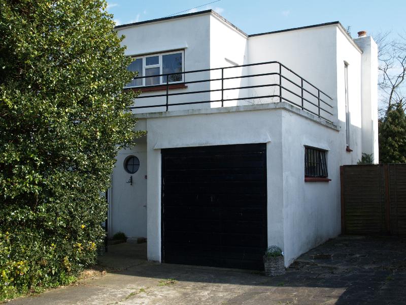 Frinton-on-Sea, England: Graces Walk: 15, Skye Haus (1935-1938, J.T. Shelton)