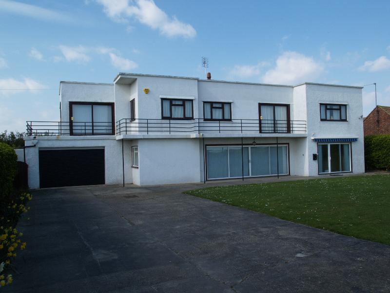 Frinton-on-Sea, England: Cliff Way: The Leas (1935-1938, Oliver Hill)