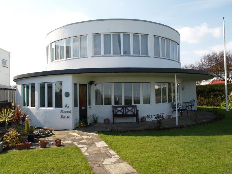 Frinton-on-Sea, England: Cliff Way: 7, The Round House (1935-1938, Oliver Hill; was Estate Office)