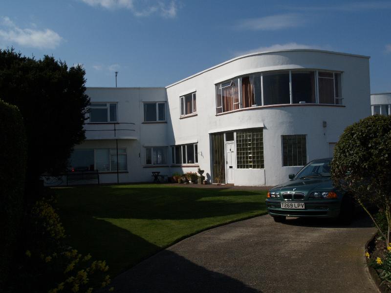 Frinton-on-Sea, England: Cliff Way: 6, St Martin (1935-1938, R.J. Page; was Stamford House)