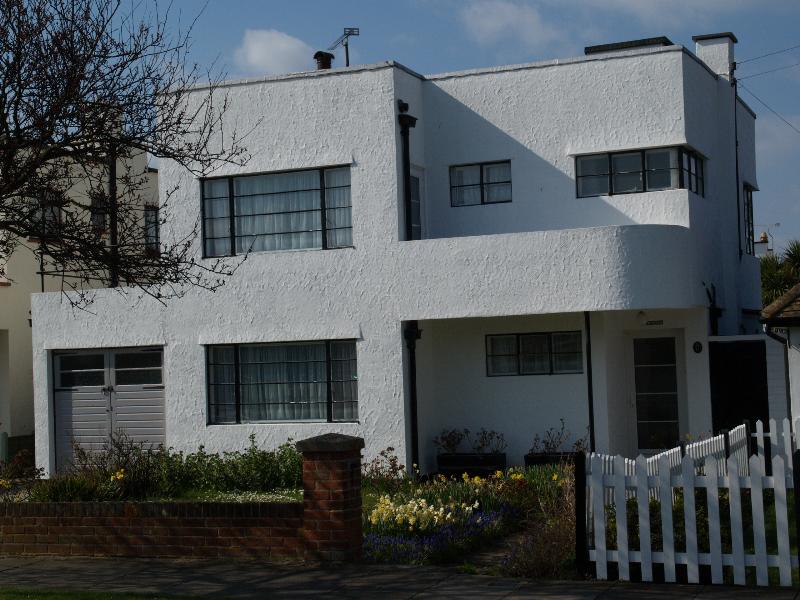 Frinton-on-Sea, England: Waltham Way: 14, Newhaven (1935-1938, J.T. Shelton)