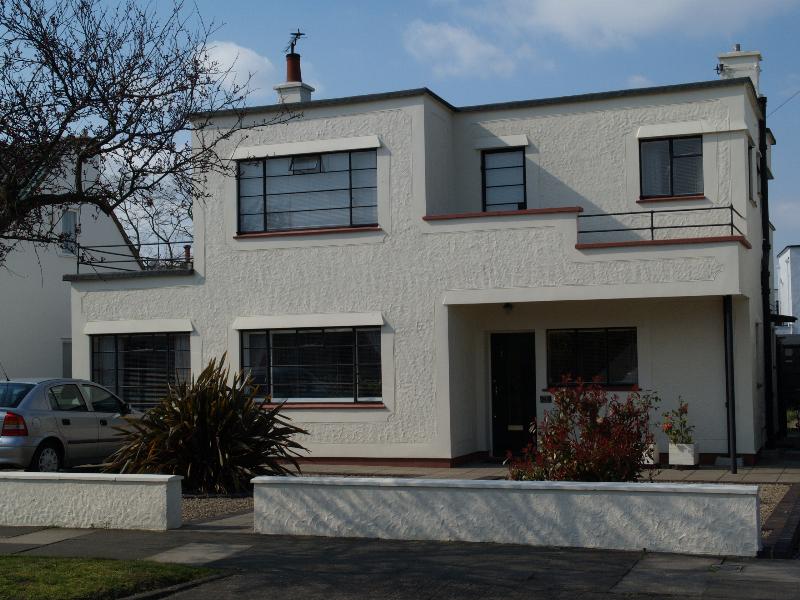 Frinton-on-Sea, England: Waltham Way: 16, Helion (1935-1938, J.T. Shelton)