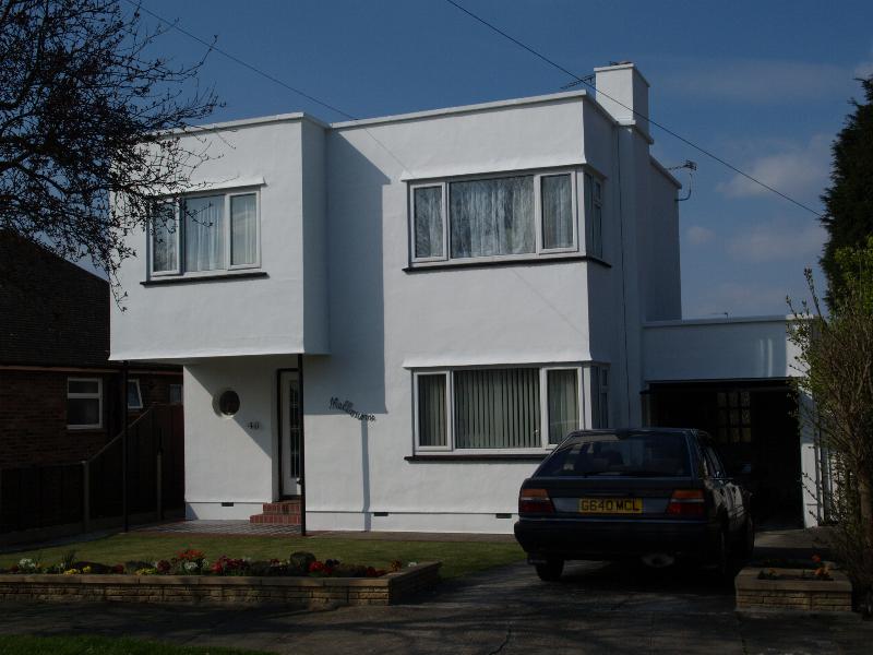 Frinton-on-Sea, England: Waltham Way: 40, Melbourne (1935-1938, J.T. Shelton)