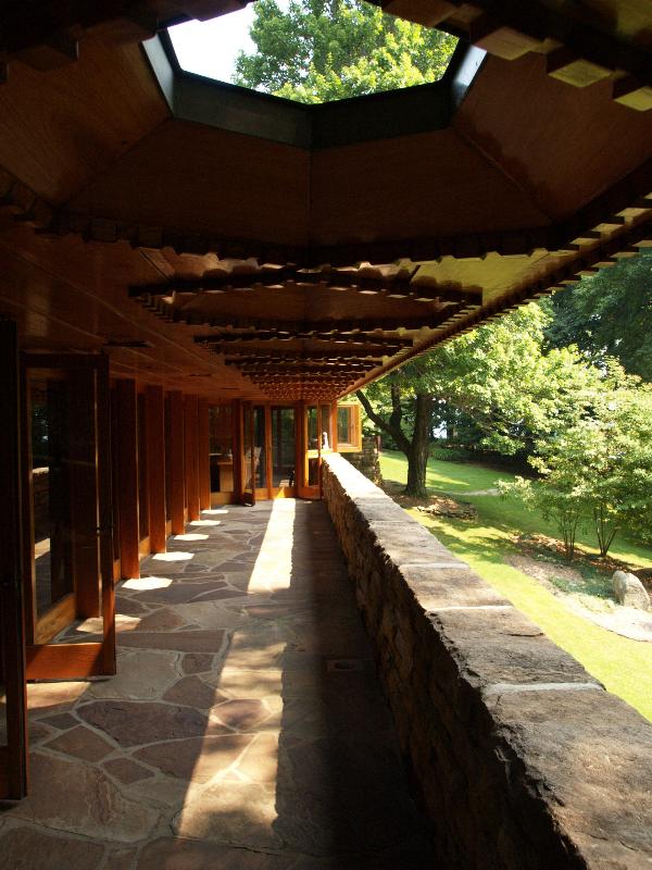 Chalk Hill, Pennsylvania (PA): Kentuck Knob (I.N. and Bernardine Hagan House): terrace including hexagonal roof cutouts (1954-1956, architect Frank Lloyd Wright)