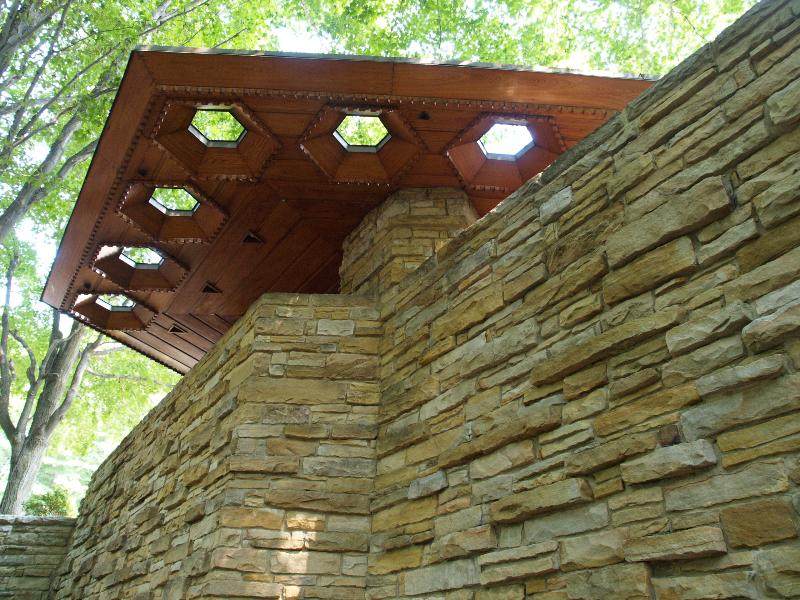 Chalk Hill, Pennsylvania (PA): Kentuck Knob (I.N. and Bernardine Hagan House): west wall and hexagonal roof cutouts (1954-1956, architect Frank Lloyd Wright)