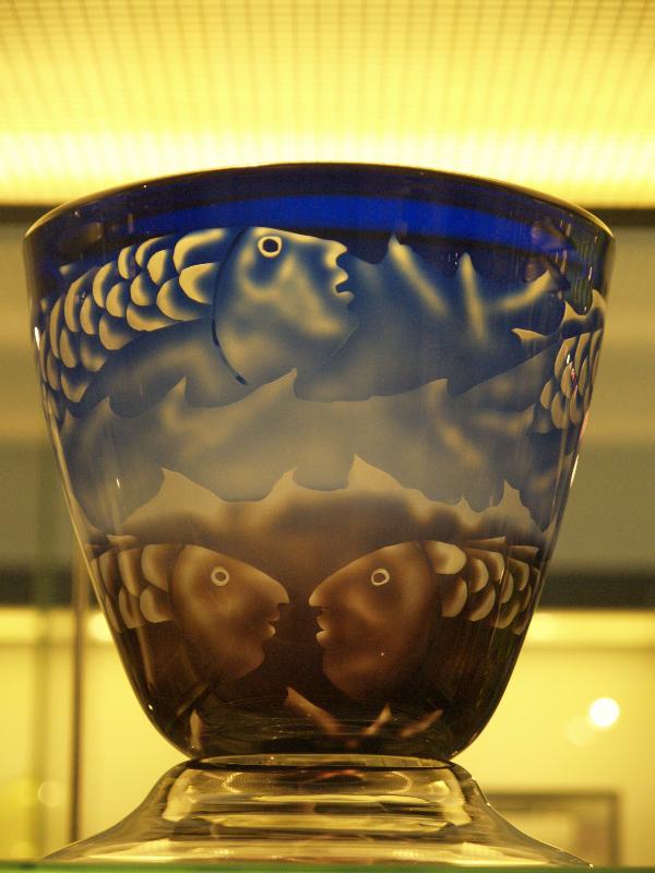 London, England: Victoria and Albert Museum: vase 'Fish' (1994, made by Steve Newell)