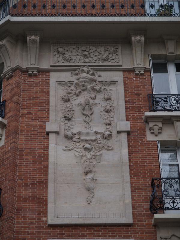 Paris, France: 21 Rue Vouille: wall sculpture