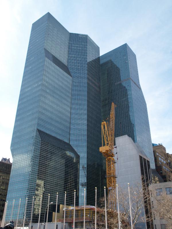 New York City, NY: One United Nations Plaza (First Avenue at East 44th Street): view (1976, Kevin Roche, John Dinkeloo and Associates)