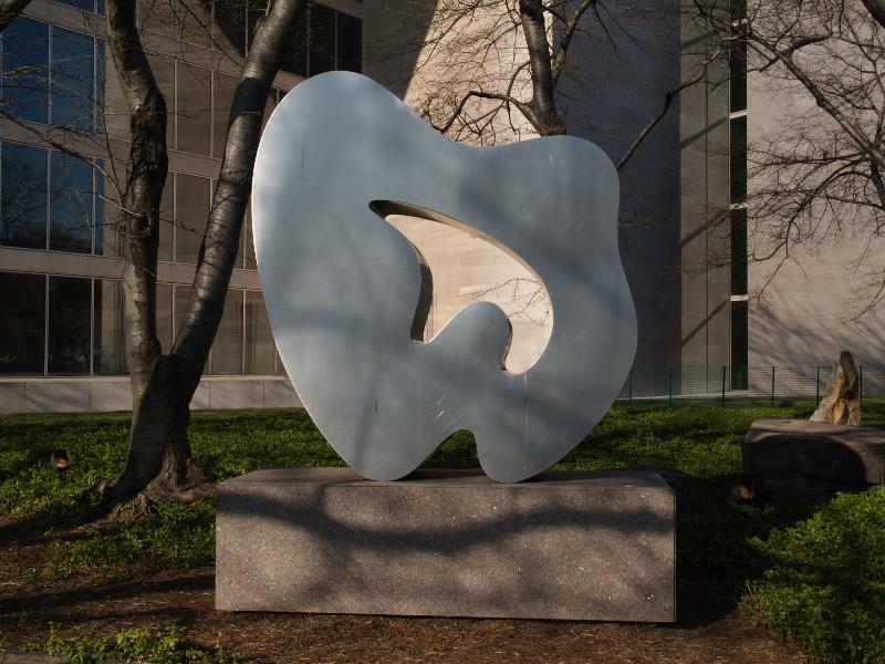 Washington, DC: National Gallery of Art East Building (Madison Drive NW): Oriforme (1962/1977, Jean Arp)