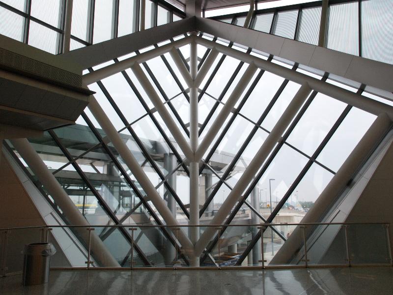Buffalo, New York (NY): Buffalo-Niagara Airport: corner window structure (1997, lead designer Kohn Pedersen Fox Associates)