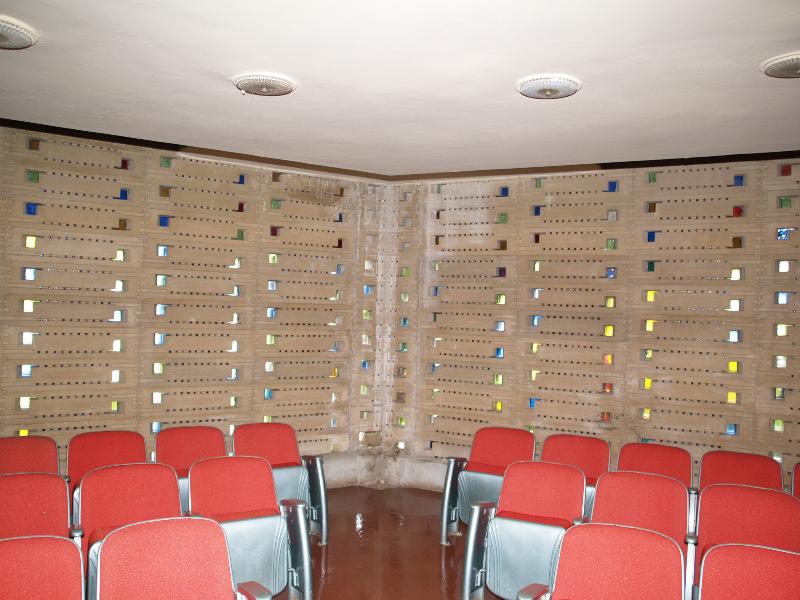 Lakeland, Florida (FL): Florida Southern College: Annie Pfeiffer Chapel, interior wall with glass tiles (1938-1941, Frank Lloyd Wright)