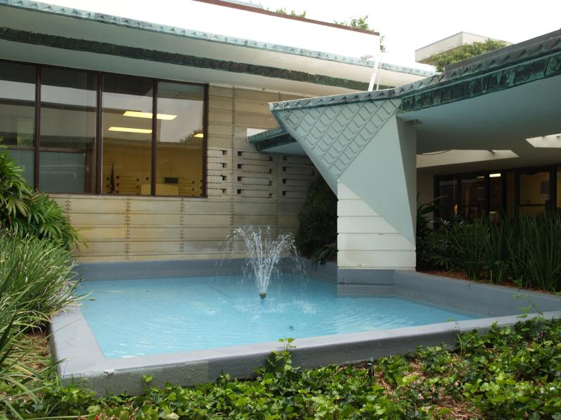 Lakeland, Florida (FL): Florida Southern College: Emile E. Watson Administration Building, courtyard pool (1945-1948, Frank Lloyd Wright)