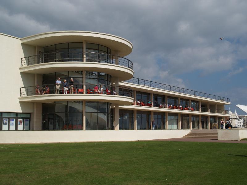 Bexhill-on-Sea, England: De La Warr Pavilion: south facade (1935, Erich Mendelsohn and Serge Chermayeff; restored 2005, John McAslan and Partners)