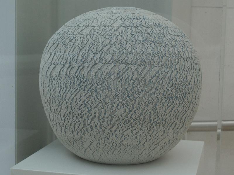 London, England: British Museum: large vase with decorative fissures (1979, Matsui Kosei)