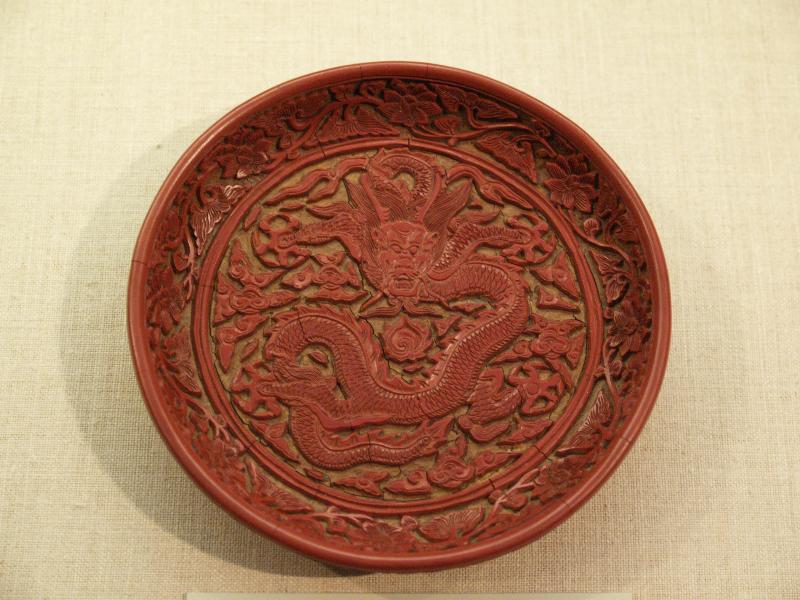 New York City, NY: Metropolitan Museum of Art: lacquer circular dish with full-face dragon (China, c1600)