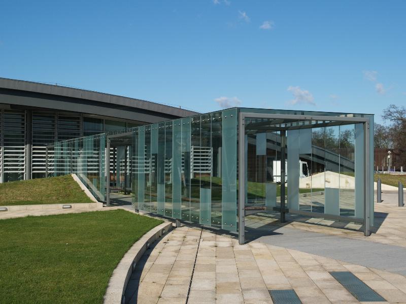 Hinxton, England: Sanger Institute (Wellcome Trust Genome Campus): Cairns Pavilion, glass walkway (2005, architect NBBJ)