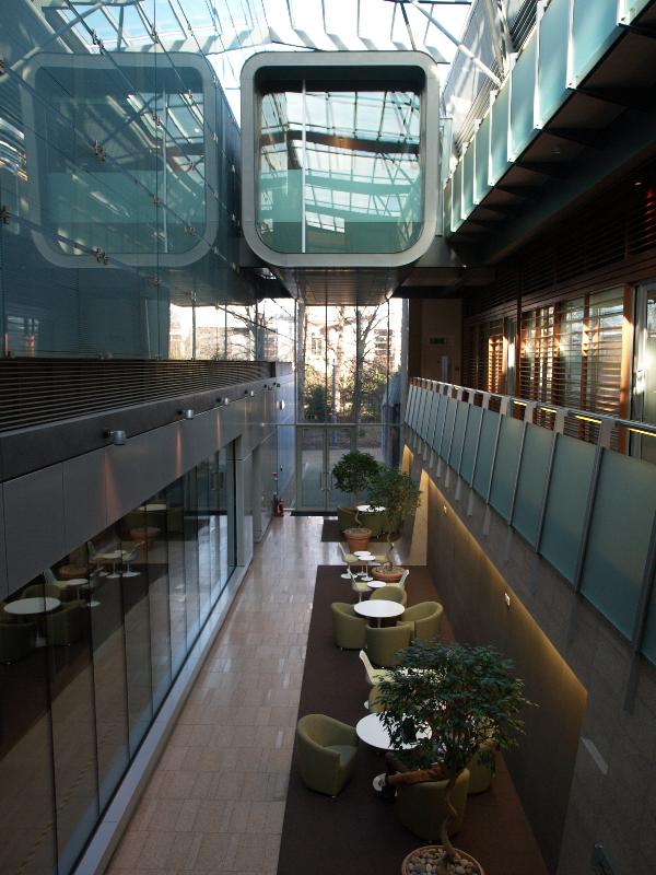 Hinxton, England: Sanger Institute (Wellcome Trust Genome Campus): Data Centre, interior with 'floating' meeting room (2005, architect NBBJ)