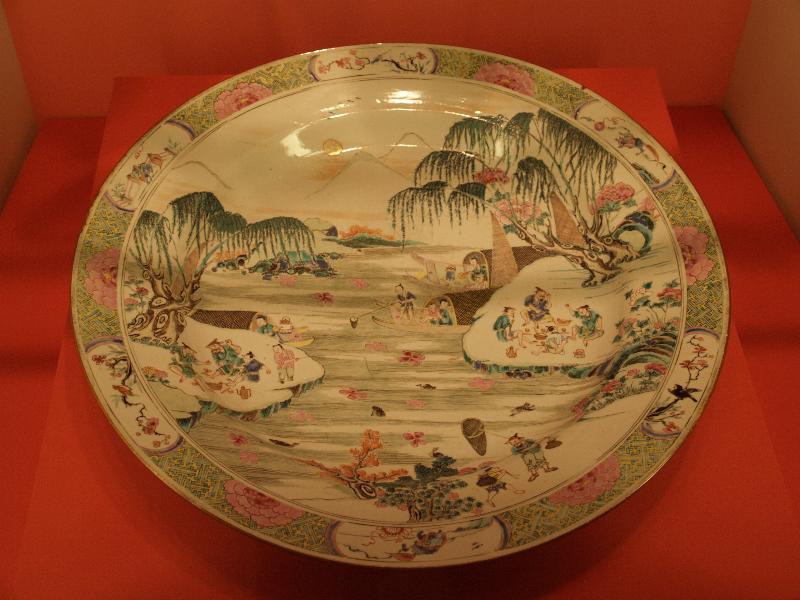 Winterthur, Delaware (DE): Winterthur estate: Plate (charger) (about 1730, made in Jingdezhen, China)