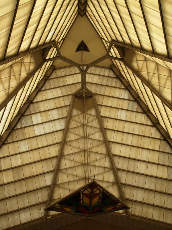 Elkins Park, Pennsylvania (PA): Beth Sholom Synagogue: main chamber, ceiling (1954-1959, Frank Lloyd Wright and Mortimer J. Cohen)