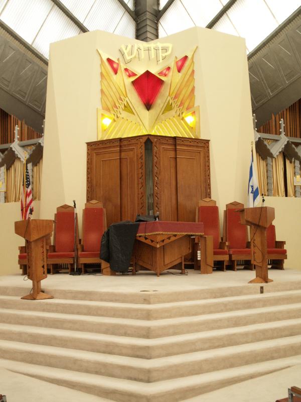Elkins Park, Pennsylvania (PA): Beth Sholom Synagogue: main chamber, altar (1954-1959, Frank Lloyd Wright and Mortimer J. Cohen)