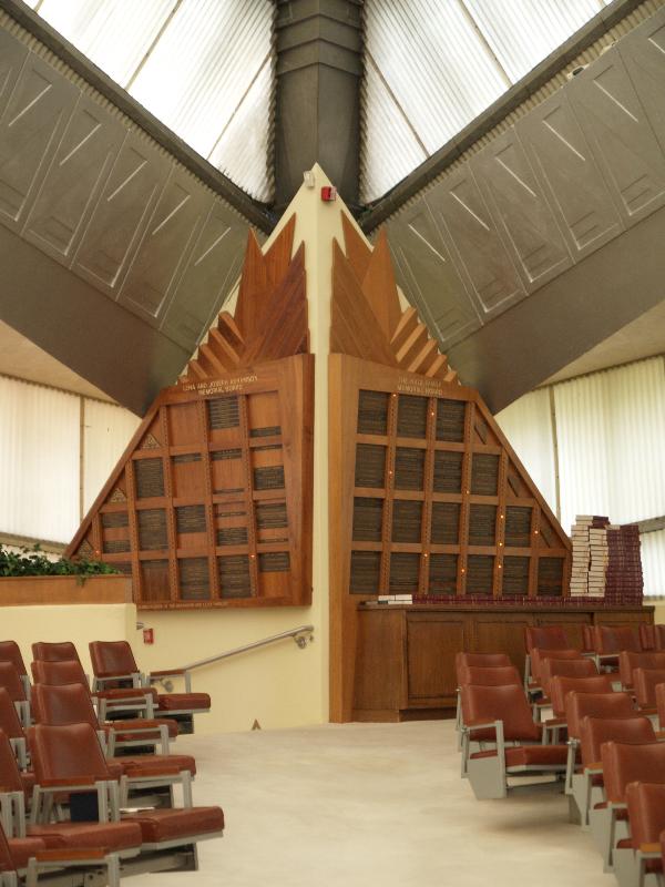Elkins Park, Pennsylvania (PA): Beth Sholom Synagogue: main chamber, corner with memorial board (1954-1959, Frank Lloyd Wright and Mortimer J. Cohen)