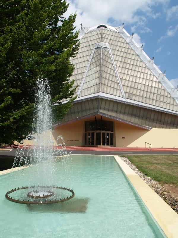 Elkins Park, Pennsylvania (PA): Beth Sholom Synagogue: view along fountain (1954-1959, Frank Lloyd Wright and Mortimer J. Cohen)