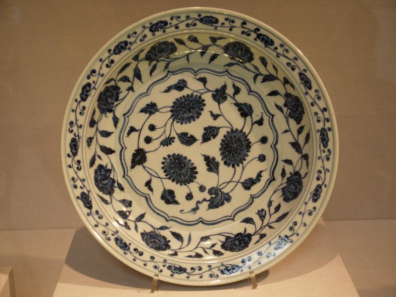 New York City, NY: Metropolitan Museum of Art: plate (China, Ming dynasty, early 15th century)