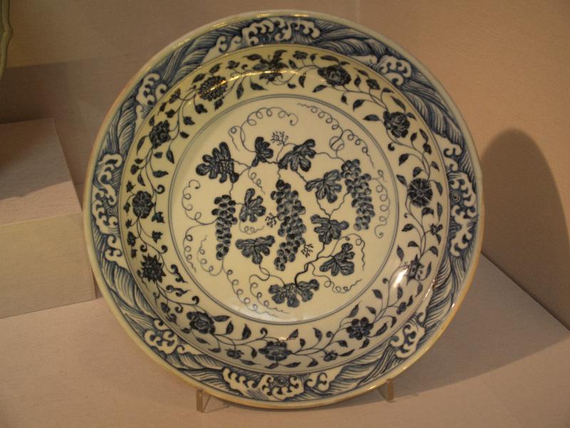 New York City, NY: Metropolitan Museum of Art: plate (China, Ming dynasty, early 15th century)