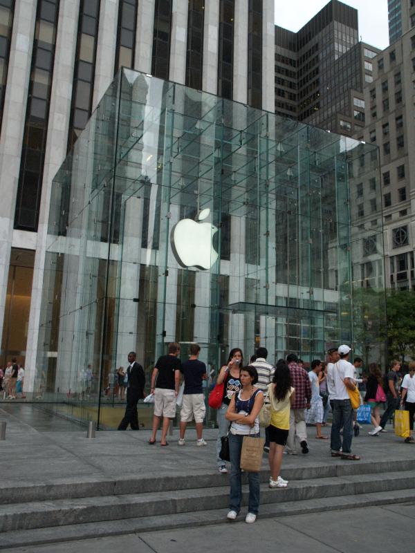 New York City, NY: Fifth Avenue: Apple Store (2006, architect Bohlin, Cywinski and Jackson)
