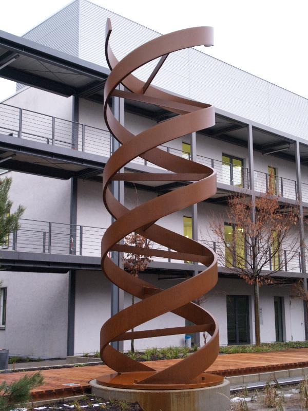Frankfurt (Riedberg), Germany: Frankfurter Innovationszentrum Biotechnologie: 'Doppelhelix' (double helix) (Altenhoeferallee 3) (2008, sculptor Norman Kehm)