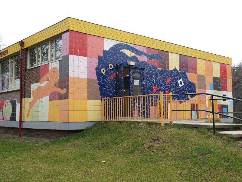 Nijmegen, Netherlands: Openwigjkschool Wolfskuil (Floraweg): rabbit and cat and dog tile decoration