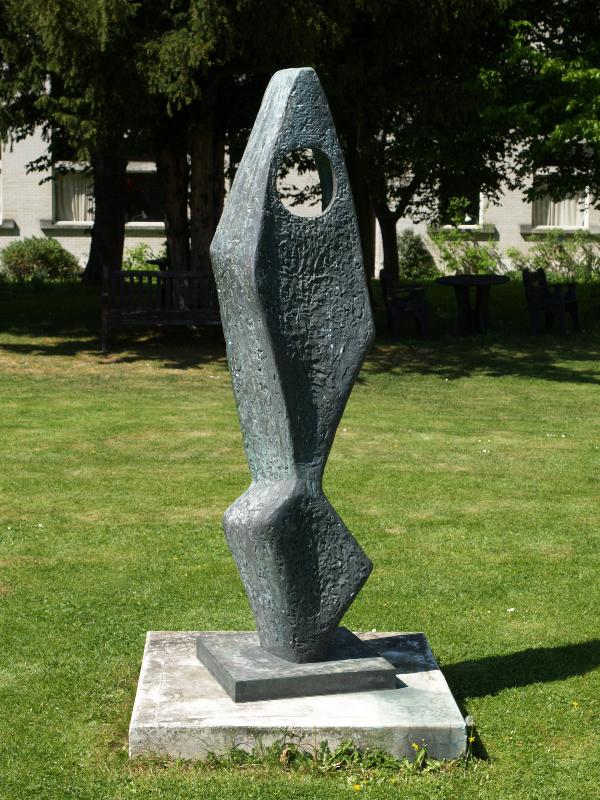 Cambridge, England: Murray Edwards College (was New Hall): Ascending Form (Gloria) (1958, sculptor Barbara Hepworth)