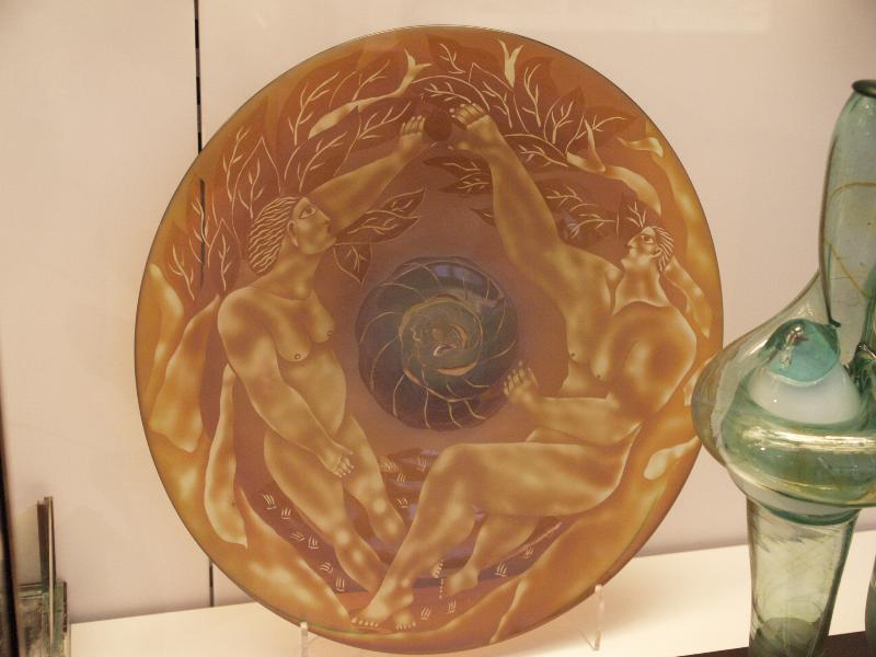 London, England: Victoria and Albert Museum: Adam and Eve (1991, artist Steven Newell at Glassworks)