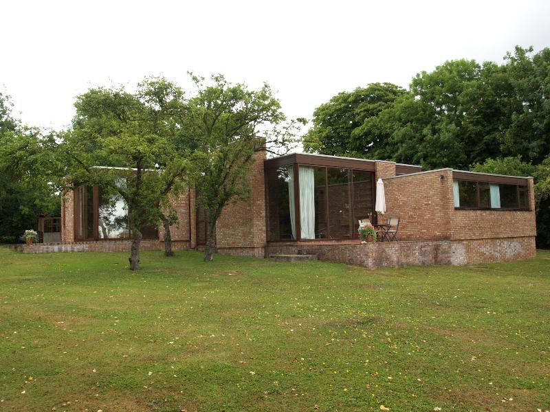 Caldecote, England: Meunier House: view (1965, 2005, architect John Meunier)