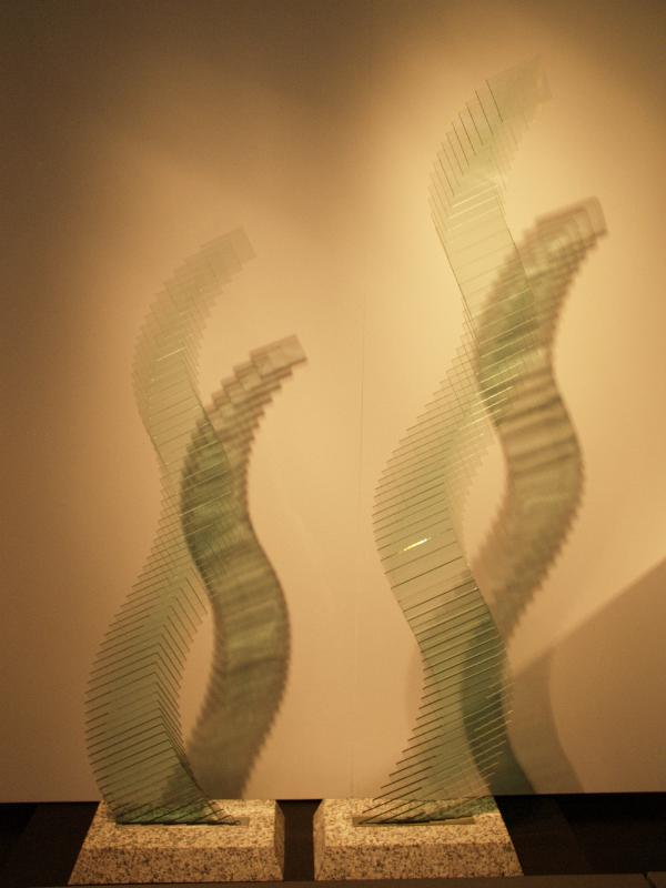 Corning, New York (NY): Corning Museum of Glass: Wave 11 and Wave 12 (1989, artist Niyoko Ikuta)