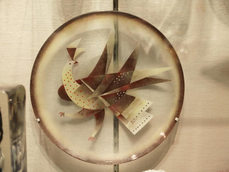 Corning, New York (NY): Corning Museum of Glass: Plate with Bird (about 1948, artist Maurice Heaton)