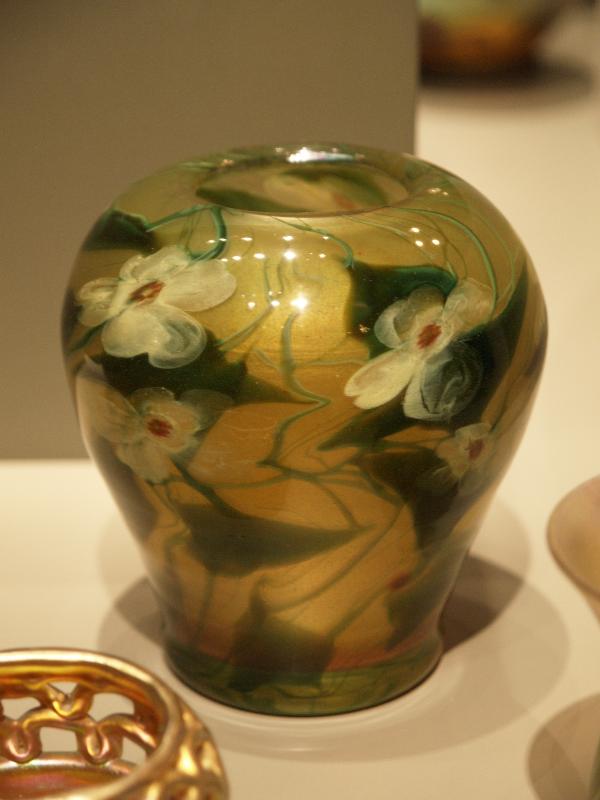 Corning, New York (NY): Corning Museum of Glass: Paperweight Vase with Flowers (about 1900-1920, artist Tiffany Studios)