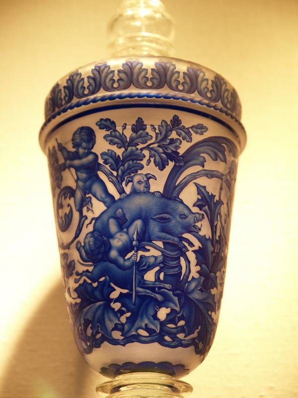 Corning, New York (NY): Corning Museum of Glass: Covered Goblet with Putti Hunting a Wild Boar (about 1860-1870, maker Graeflich Schaffgotsch'sche Josephinenhutte, engraver Ernst Simon)