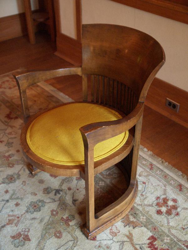 Allentown, Pennsylvania (PA): Allentown Art Museum: chair (1912, designer Frank Lloyd Wright)