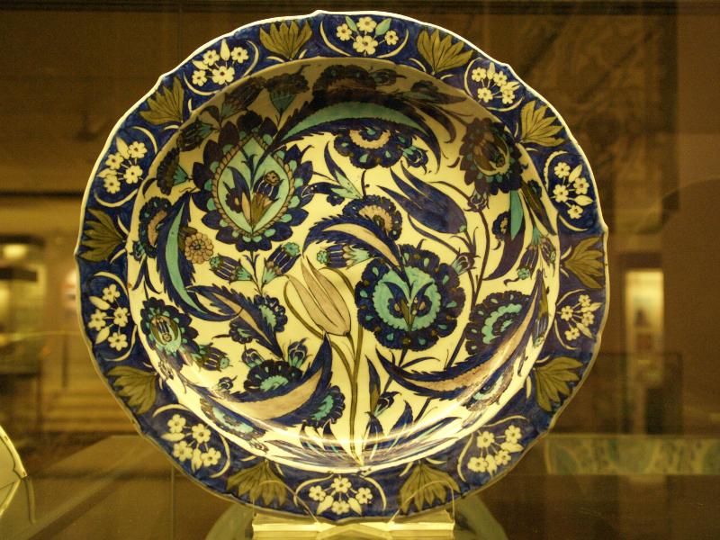 London, England: British Museum: dish with tulips, saz leaves, rosettes and lotuses (about 1550-1560, Iznik, Turkey)