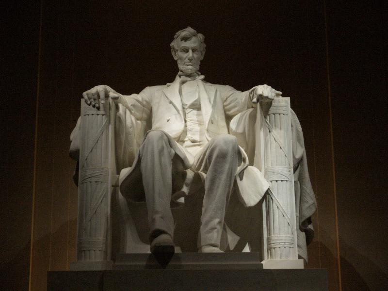 Washington, DC: Lincoln Memorial: Abraham Lincoln, at night (1914-1922, sculptor Daniel Chester French, architect Henry Bacon)