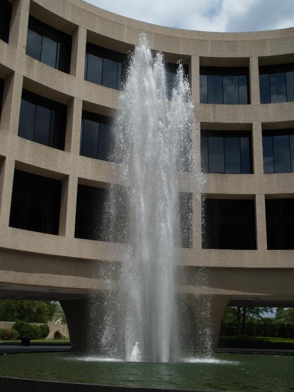 Washington, DC: Hirshhorn Museum and Sculpture Garden: fountain (1969-1974, Gordon Bunshaft of Skidmore, Owings and Merrill)